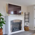 2-Bedroom House W/ Large Outdoor And Firepit!