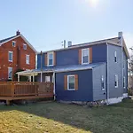 2-Bedroom House W/ Large Outdoor And Firepit!