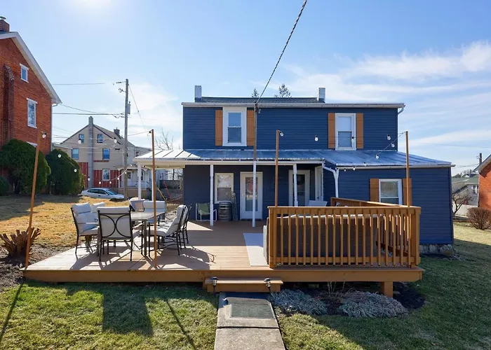 2-Bedroom House W/ Large Outdoor And Firepit!